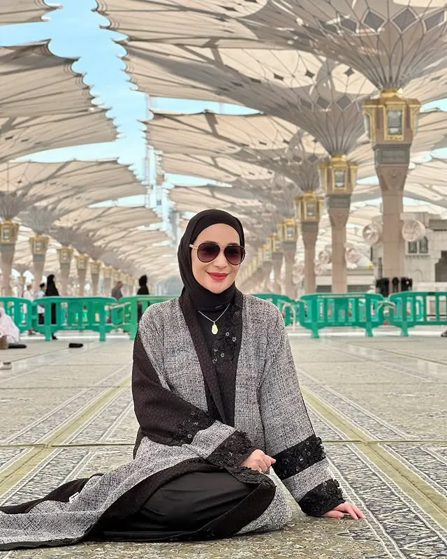 Erin Taulany di Masjid Nabawi Â© instagram.com/erintaulany