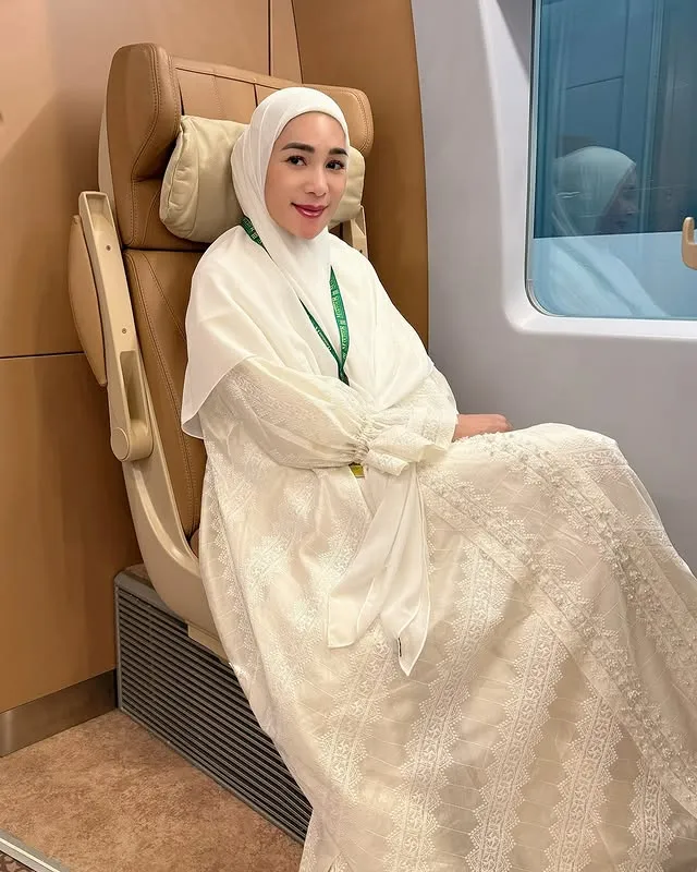 Erin Taulany di Kereta Â© instagram.com/erintaulany