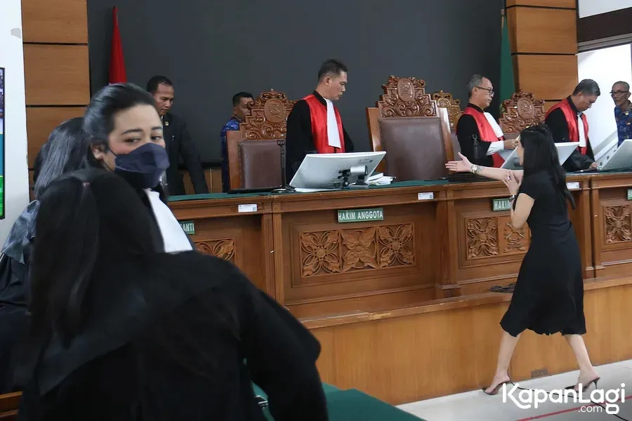 Nikita Mirzani salami hakim © KapanLagi.com/Budy Santoso