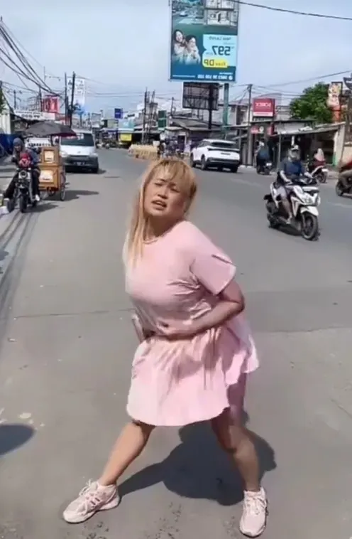 Pinkan Mambo nyanyi di jalanan © tiktok.com/@mamazioooh