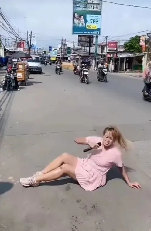 Pinkan Mambo duduk di aspal © tiktok.com/@mamazioooh