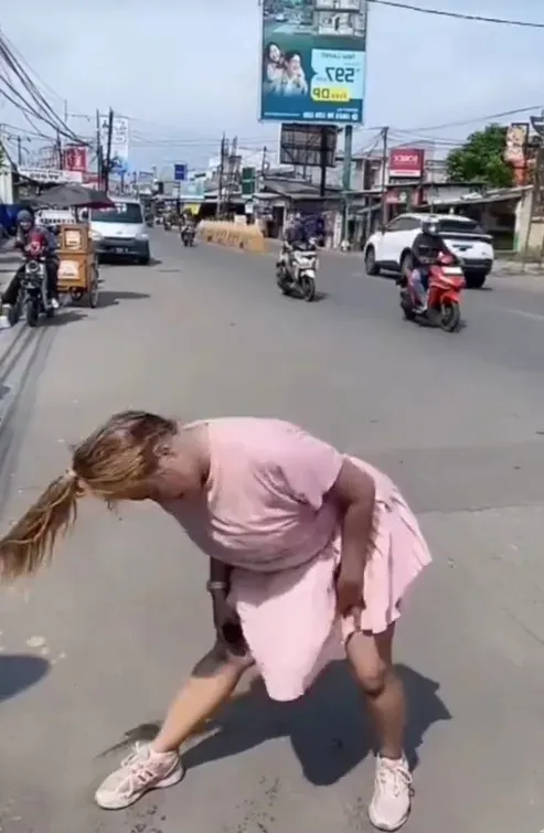 Pinkan Mambo bergoyang di jalanan © tiktok.com/@mamazioooh