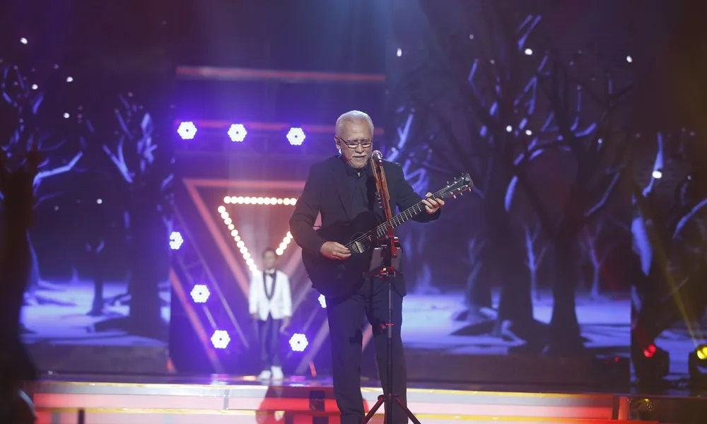 Potret Iwan Fals tampil di panggung musik (credit: Kapanlagi/Bayu Herdianto)