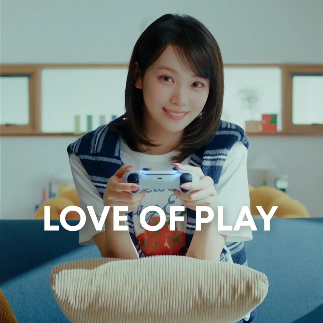 Potret Kim Chaewon bermain PS 5 sendiri / Instagram playstation_korea