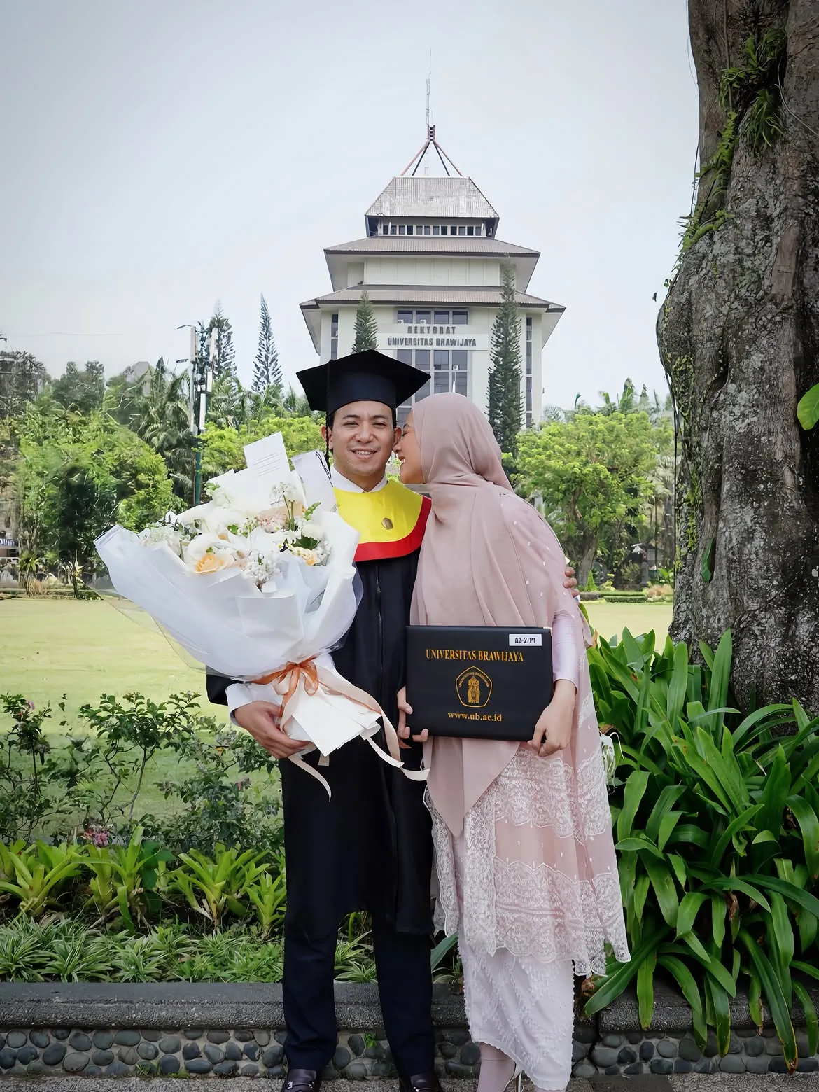 Poppy Bunga di Wisuda Suami (credit: instagram.com/poppybungariphat)