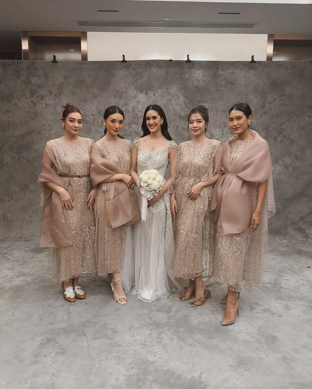 Potret Alika Islamadina Jadi Bridesmaid di Pernikahan Elma (credit: instagram/alikaislamadina)