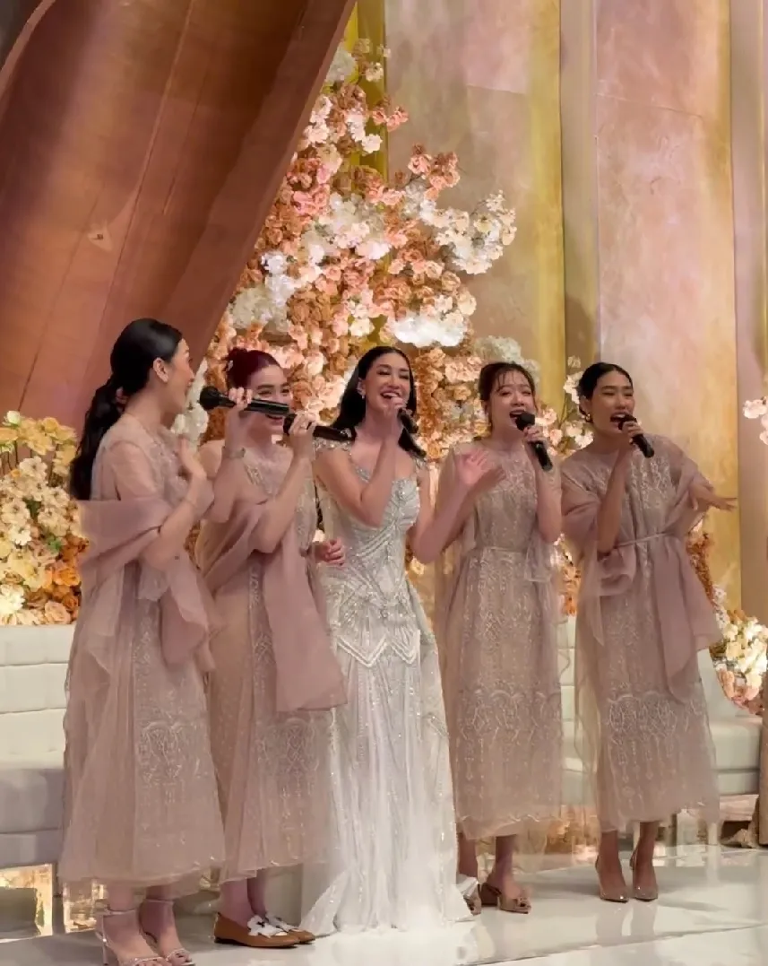 Potret Alika Islamadina Jadi Bridesmaid di Pernikahan Elma (credit: instagram/alikaislamadina)