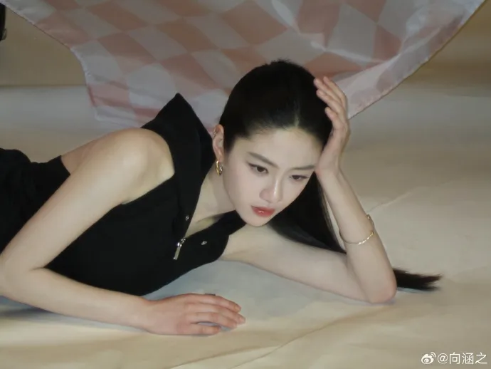 Xiang Hanzhi saat berpose (Credit: Weibo.com)