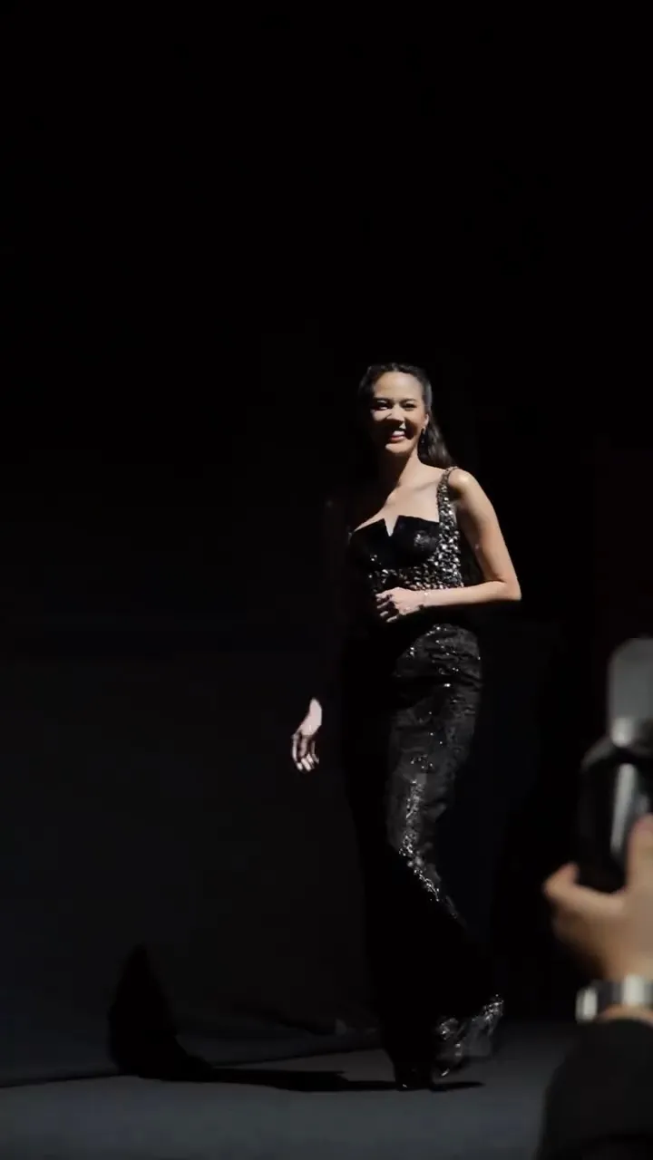 Potret Cantik Della Dartyan di Gala Premier Film QODRAT 2. (instagram/delladartyan)