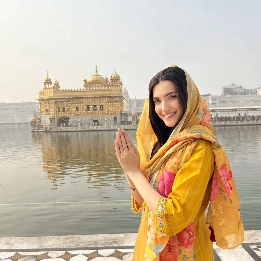 potret cantik Roosh Sindhu/cr: Instagram @rooshsindhu