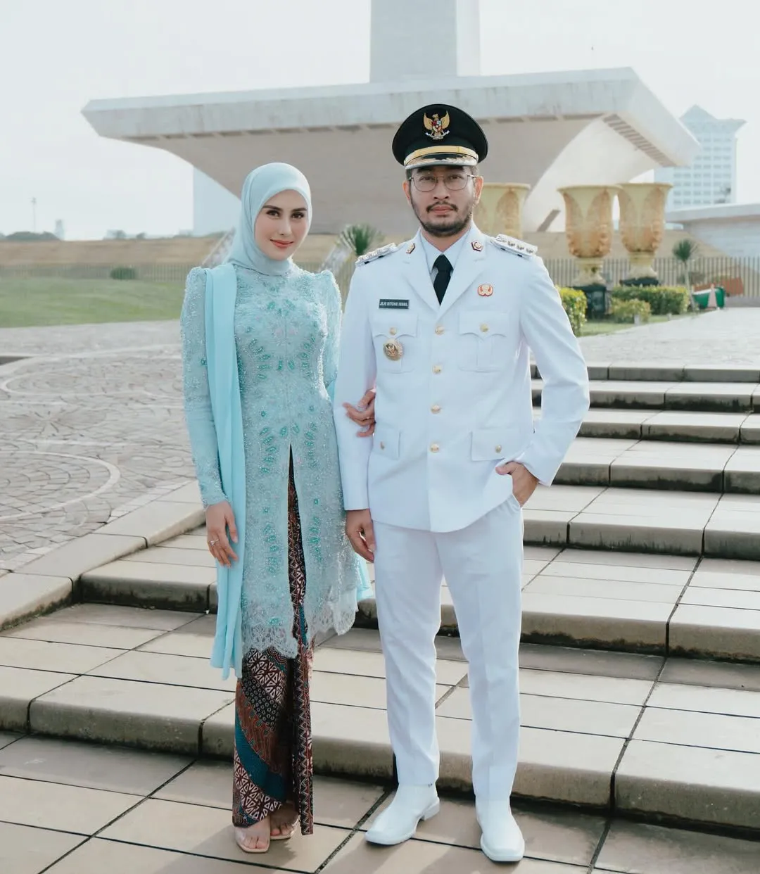 Kebaya Biru Pastel di Hari Pelantikan