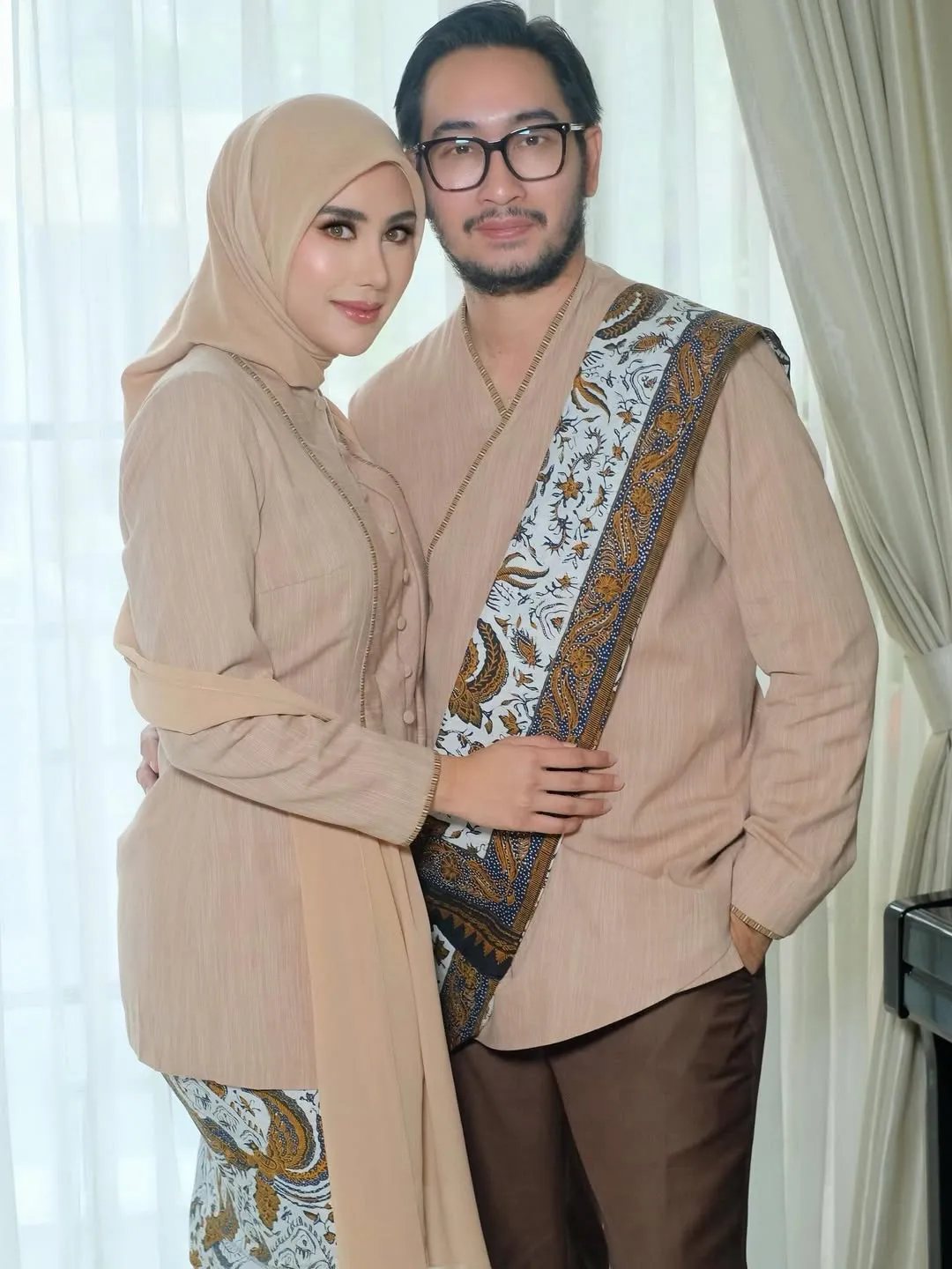 Serasi Pakai Kebaya Krem