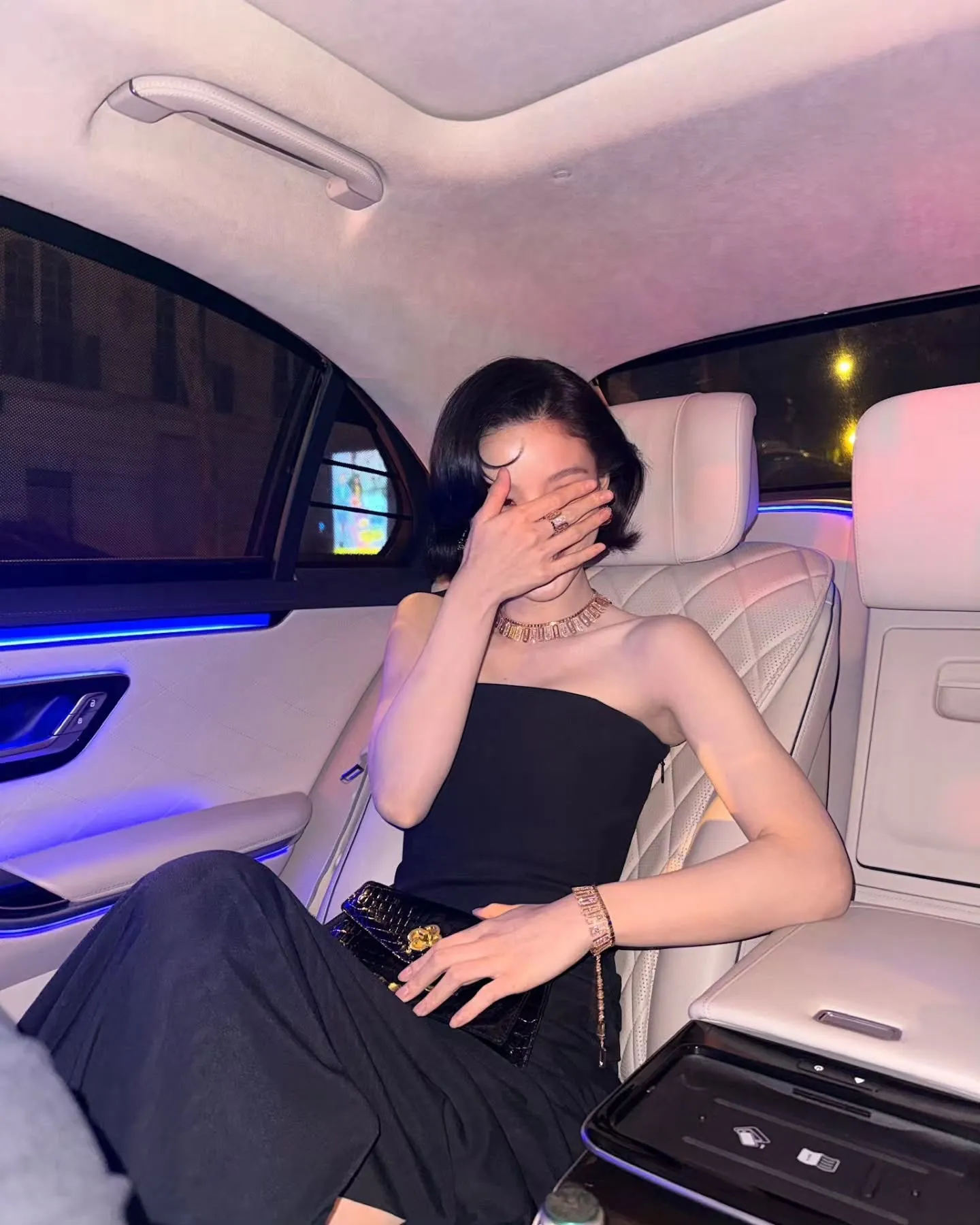 Kim Yoo Jung di mobil. (instagram.com/you_r_love)