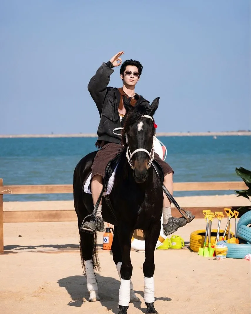 Potret Dylan Wang Naik Kuda/Instagram @wowchinadrama