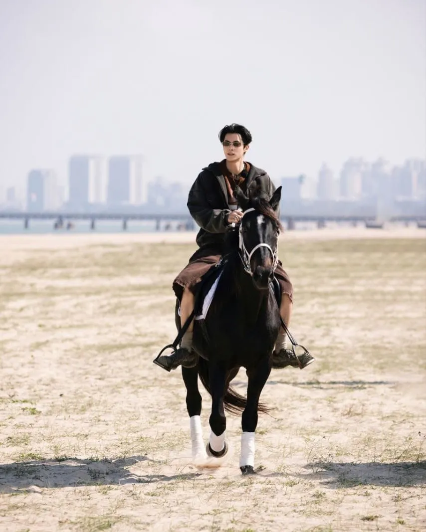 Potret Dylan Wang Naik Kuda/Instagram @wowchinadrama