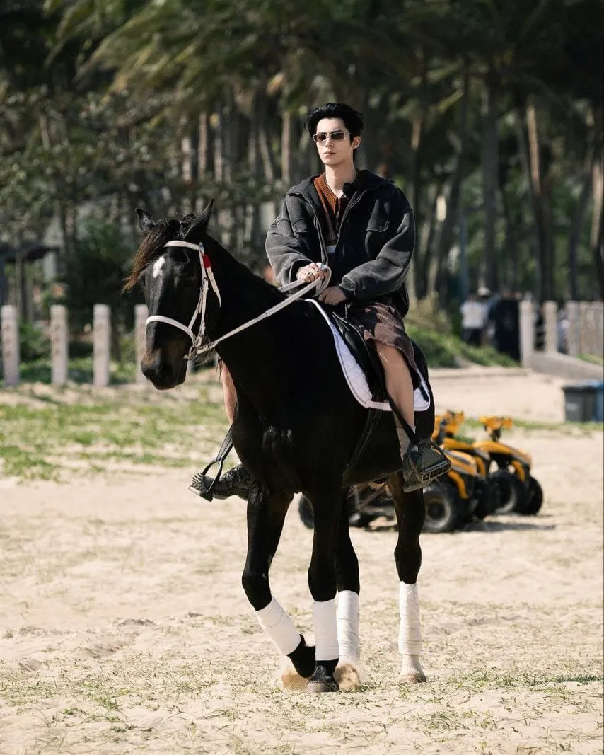 Potret Dylan Wang Naik Kuda/Instagram @wowchinadrama