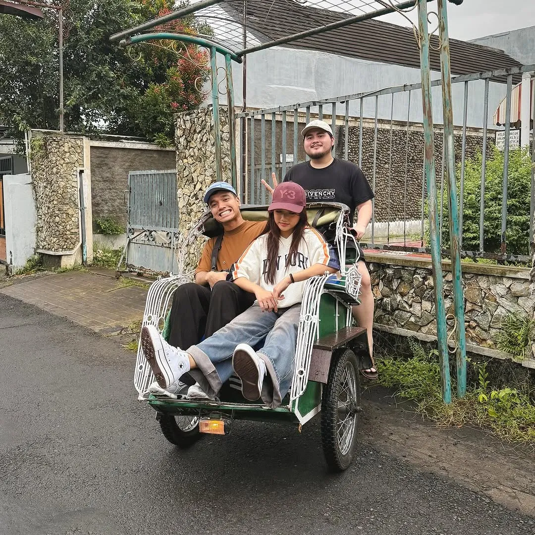 Potret Fuji An Terima Bucket Bunga Mawar Berukuran Besar, Bikin Netizen Penasaran Siapa yang Beri (credit: instagram/fuji_an)