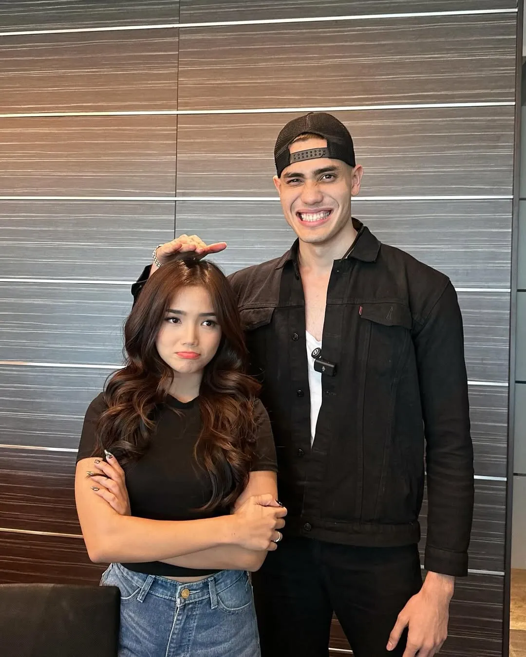 Potret Fuji An Terima Bucket Bunga Mawar Berukuran Besar, Bikin Netizen Penasaran Siapa yang Beri (credit: instagram/fuji_an)