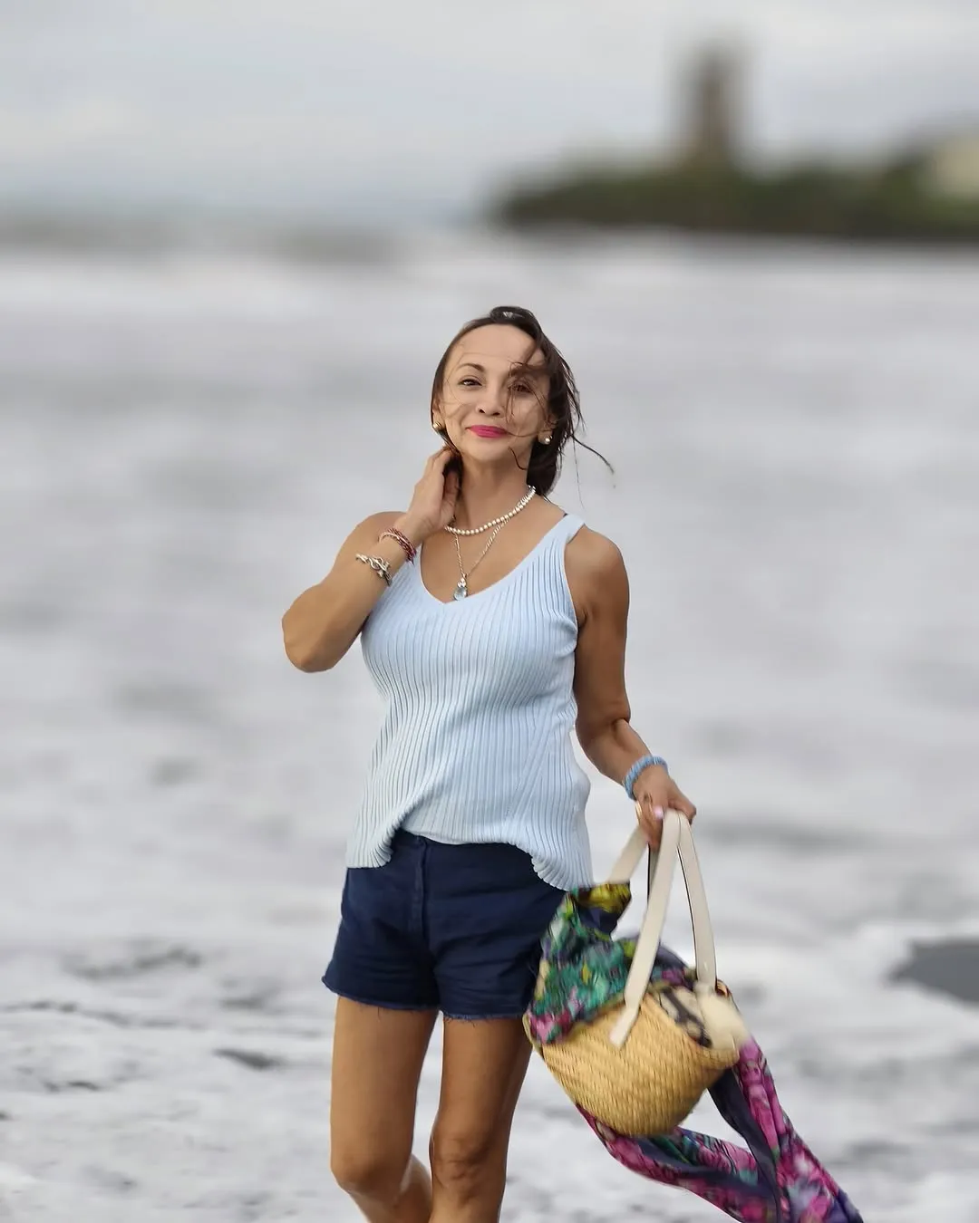 Potret Gladys Suwandhi Healing di Pantai (credit: instagram/gladys_suwandhi)