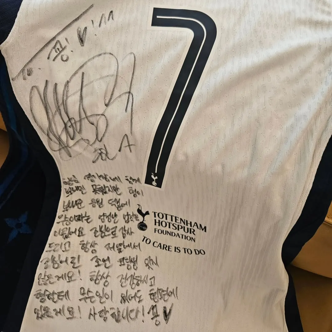 Jerse Bertanda Tangan Son Heung Min (credit: instagram/gongyoo_official)