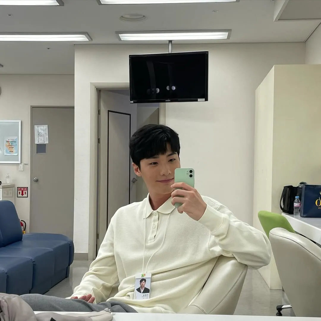 Penampilan Kasual Hong Jin Gi yang Stylish