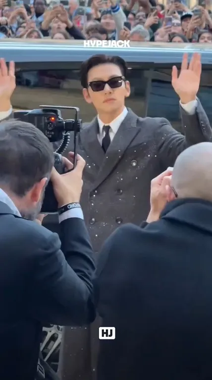 Ji Chang Wook Hadir di Paris Fashion Week Tom Ford SS26 Collection
