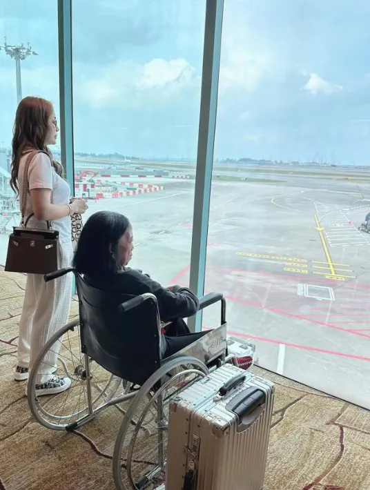 Momen saat Momo dan sang ibu berada di bandara bersiap menjalani perawatan di RS Singapura.