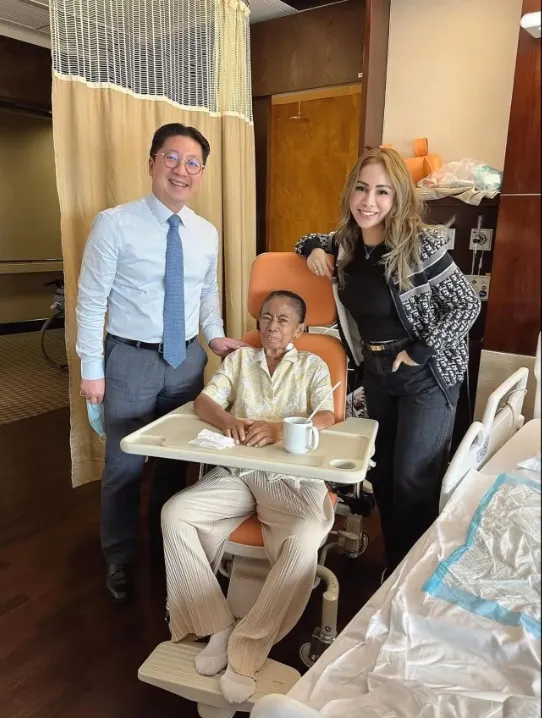Di rumah sakit bersama dokter yang merawat. Momo selalu terlihat kuat dan bersemangat menjaga sang ibu tercinta.
