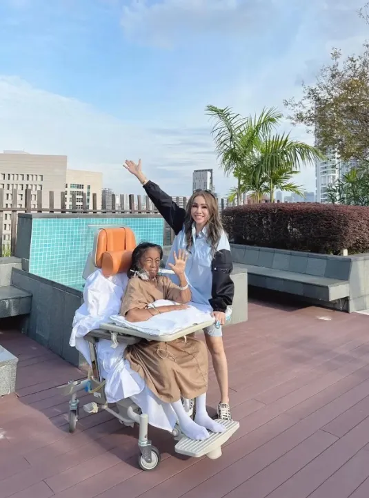 Momo selalu terlihat ceria dan tak pernah mengeluh. Dia juga membawa sang ibu ke rooftop rumah sakit untuk mendapat udara segar.