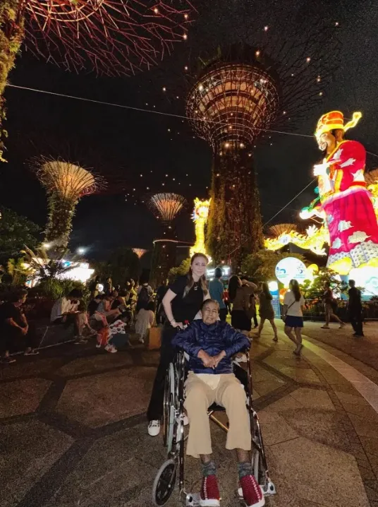 Momo juga sempat mengajak sang ibu untuk jalan-jalan menikmati malam di Garden By The Bay. Sebuah kenangan indah!