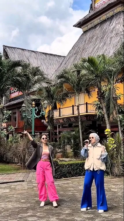 Potret Keseruan Tika Ramlan Jadi Bintang Tamu di Program Musik (credit: instagram/tika_ramlan)