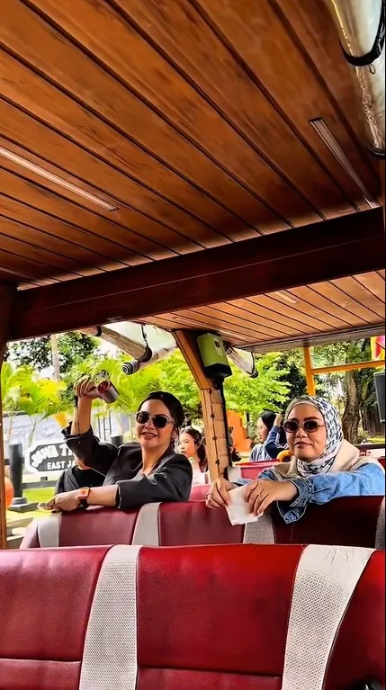 Potret Keseruan Tika Ramlan Jadi Bintang Tamu di Program Musik (credit: instagram/tika_ramlan)