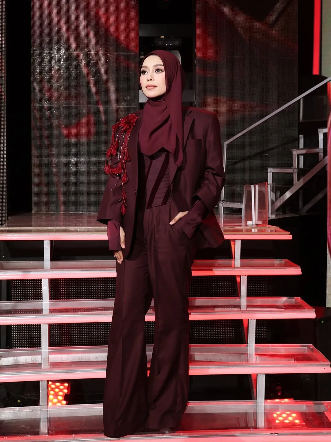 Lesti dalam balutan make up soft glam dan outfit nuansa burgundy (credit: instagram.com/lestikejora)