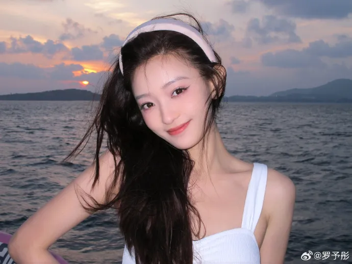 Pose manis Luo Yutong (Credit: Weibo.com/Luo Yutong)