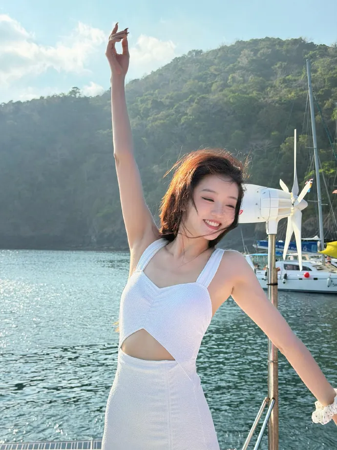 Luo Yutong tampil ceria (Credit: Weibo.com)