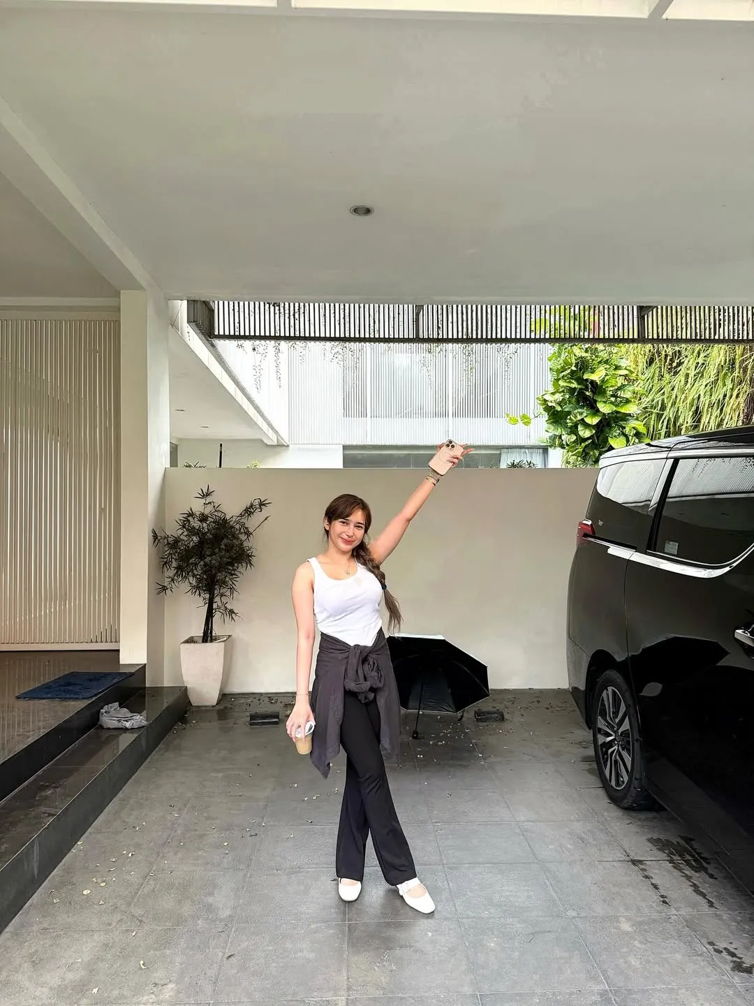 Dilan berpose di beberapa ruang di rumah barunya. Ini ketika ia memperlihatkan garasi rumah barunya dengan bahagia.