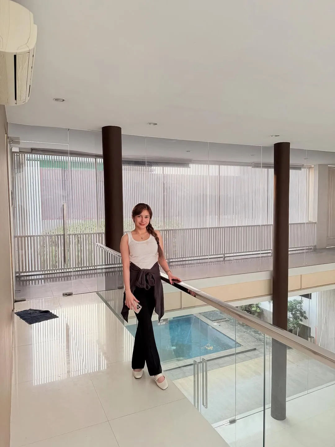 Rumah ini masih kosong, tapi dari sini jadi terlihat kemegahan dan kemewahannya.