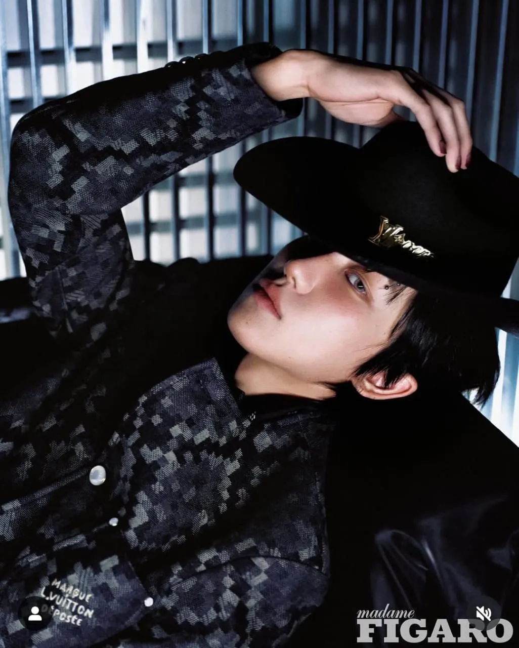 Nail art maroon The8 (Image by xuminghao_o on Instagram)