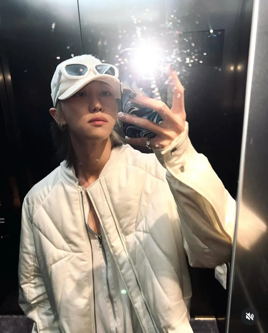 Nail art hitam silver The8 (Image by xuminghao_o on Instagram)