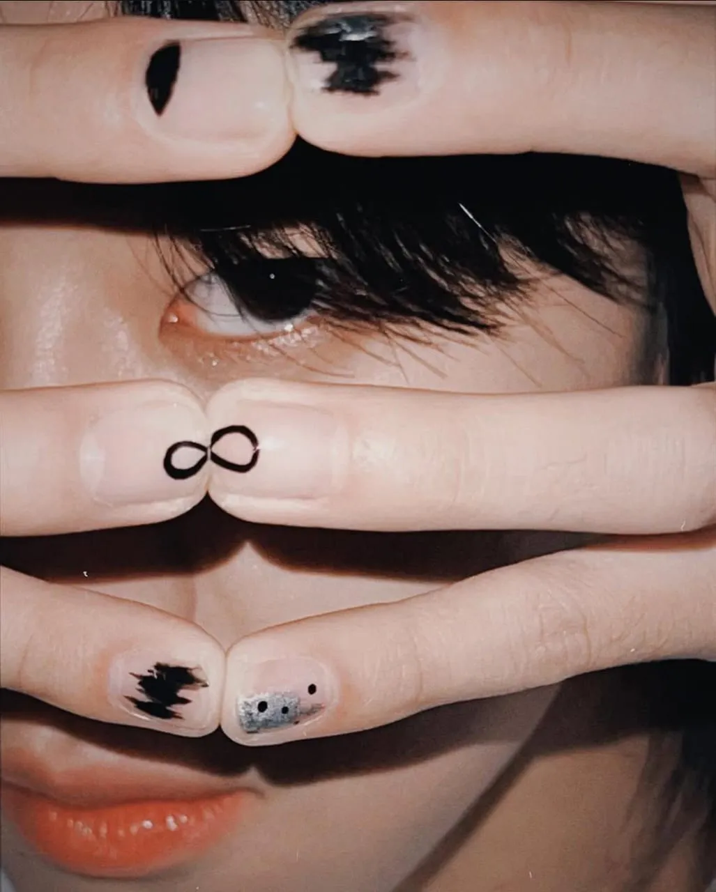 Desain nail art infinity (Image by xuminghao_o on Instagram)
