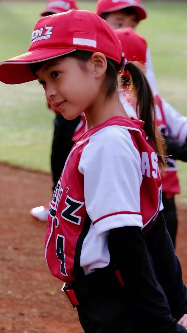 Potret Natusha anak Chelsea Olivia tanding baseball (credit: Instagram.com/glennalinskie/)