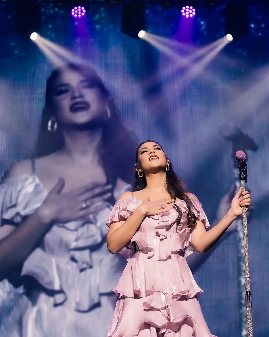 Potret Outfit Raisa Tiap Manggung, Selalu Anggun dan Feminim (credit: instagram/raisa6690)