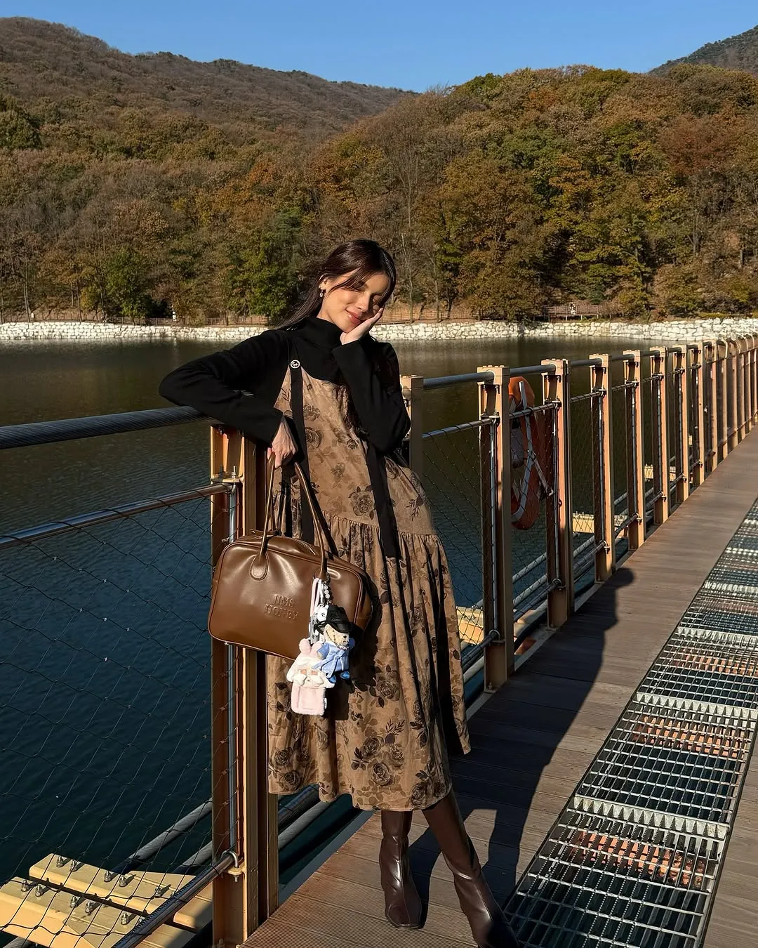 Gaya Feminin dengan Dress Floral dan Turtleneck Hitam