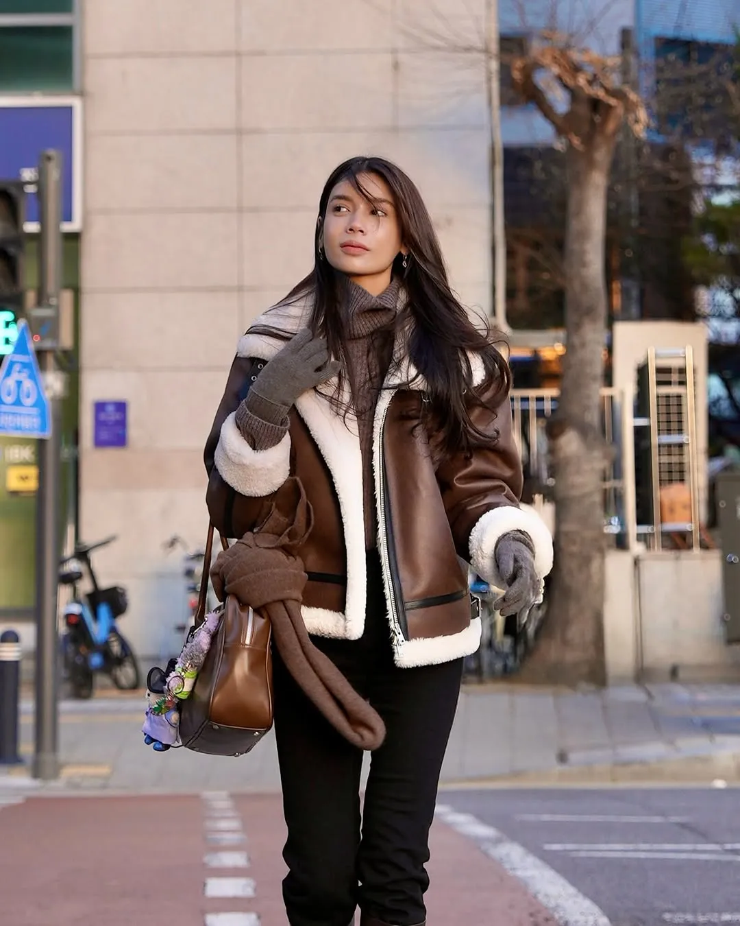 Kasual dan Edgy dengan Jaket Shearling