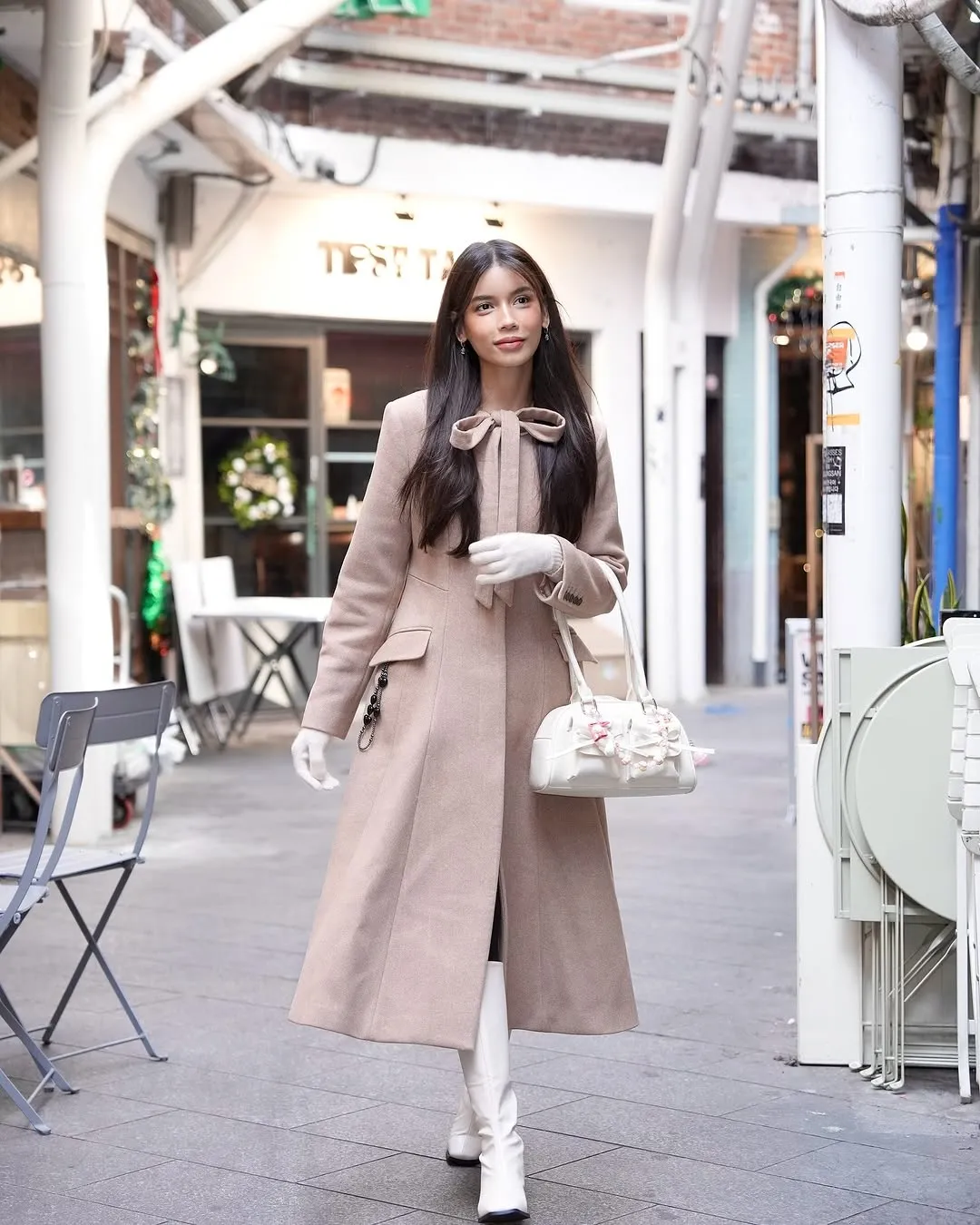 Elegan dan Klasik dengan Coat Panjang Warna Nude