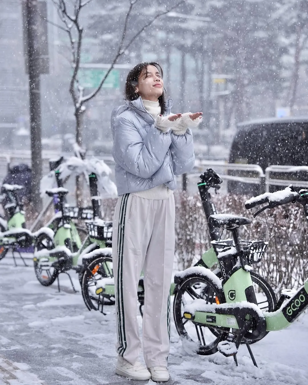 Sporty dan Playful dengan Puffer Jacket di Tengah Salju