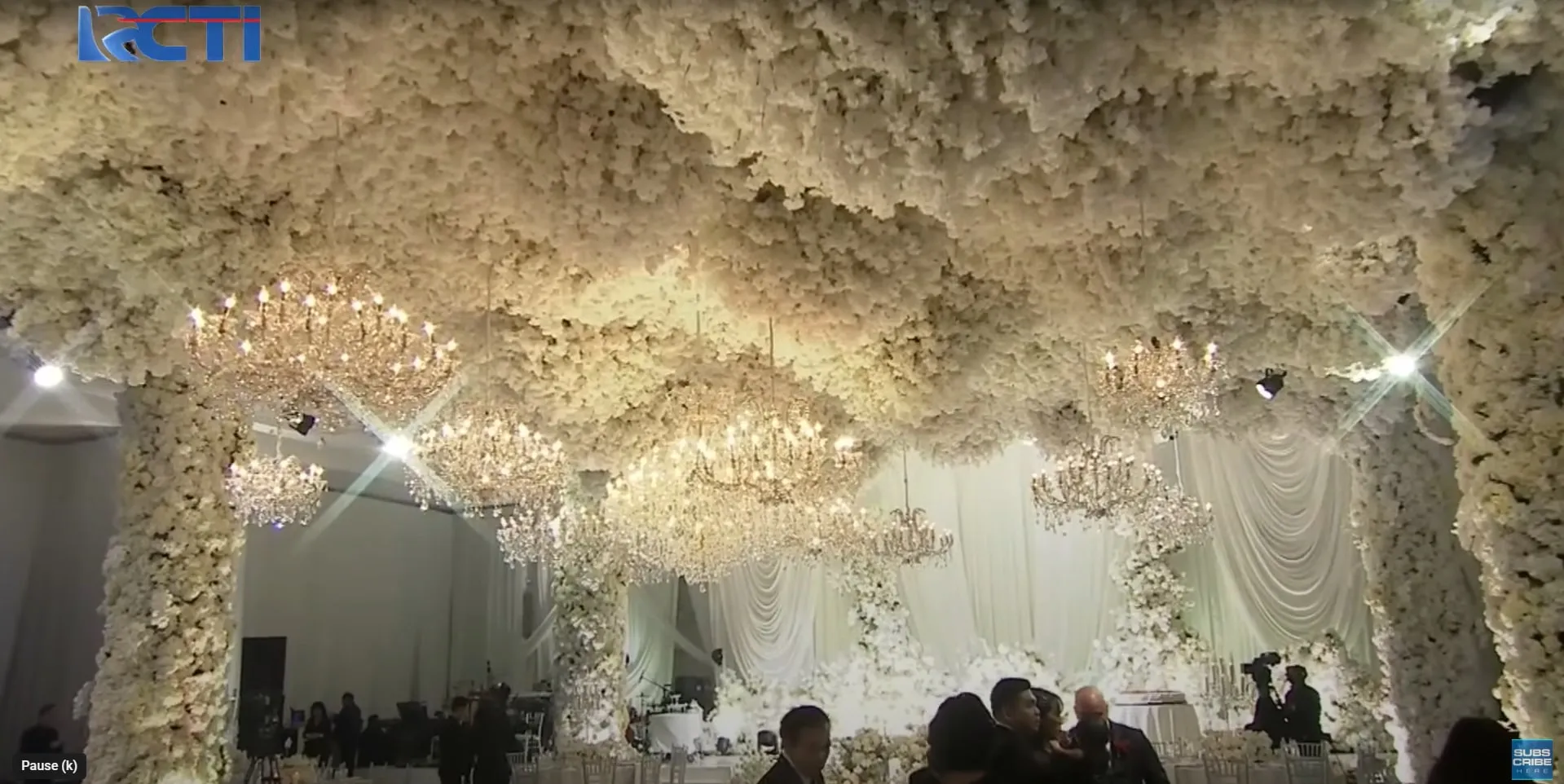 Venue nikahan Amanda Manopo di The Langham yang disulap jadi serba putih. Foto: RCTI+
