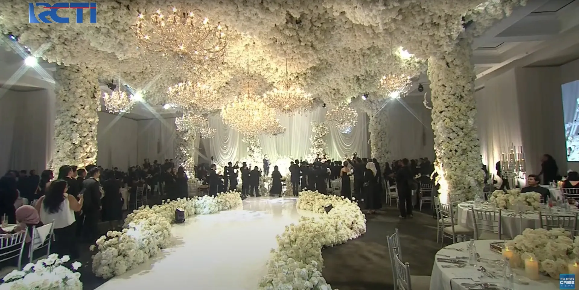 Venue nikahan Amanda Manopo di The Langham yang disulap jadi serba putih. Foto: RCTI+