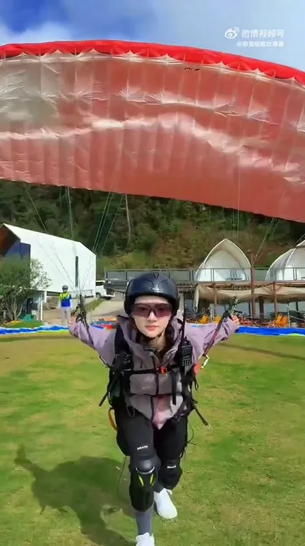 Potret Ren Min Main Paralayang Sendirian Sampai Trending di Weibo (credit: instagram/aboutdrachin.id)