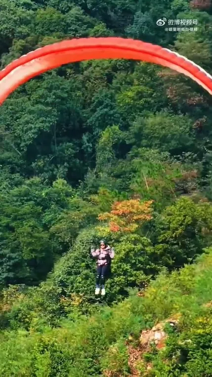 Potret Ren Min Main Paralayang Sendirian Sampai Trending di Weibo (credit: instagram/aboutdrachin.id)